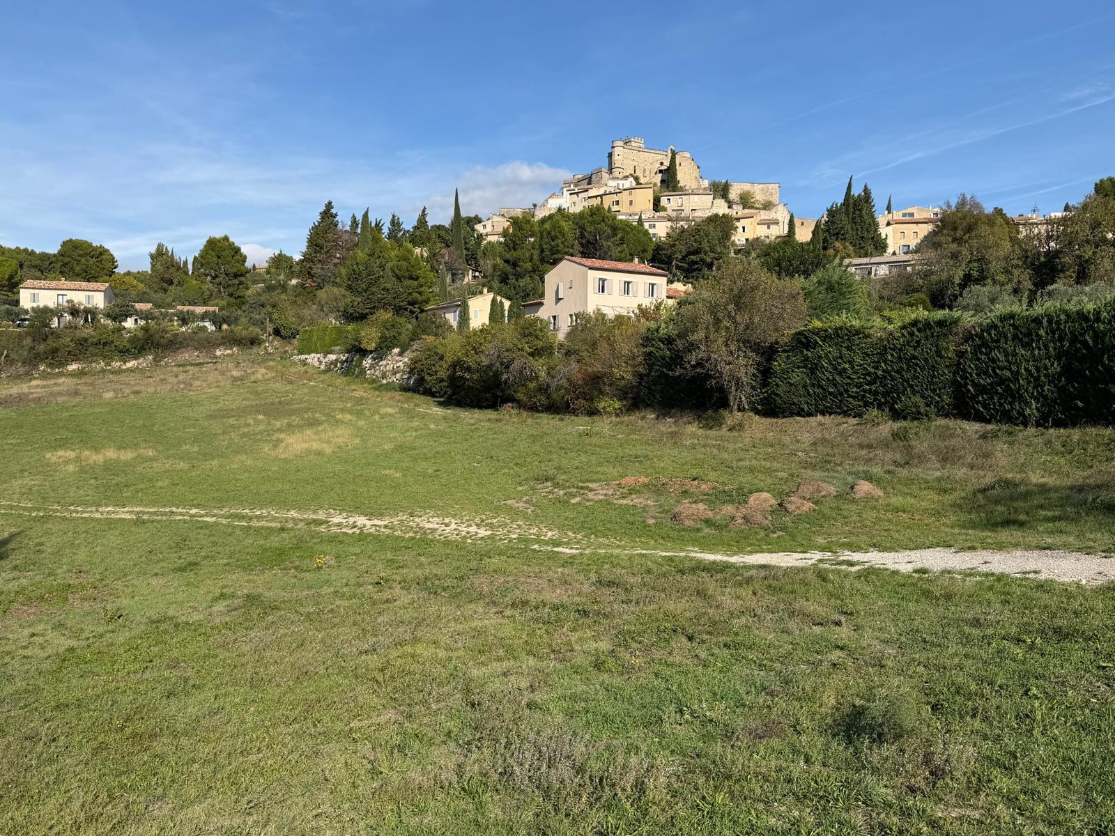 Le terrain de la Sabatière aujourd'hui : une prairie en contrebas du village perché et du château du Barroux
